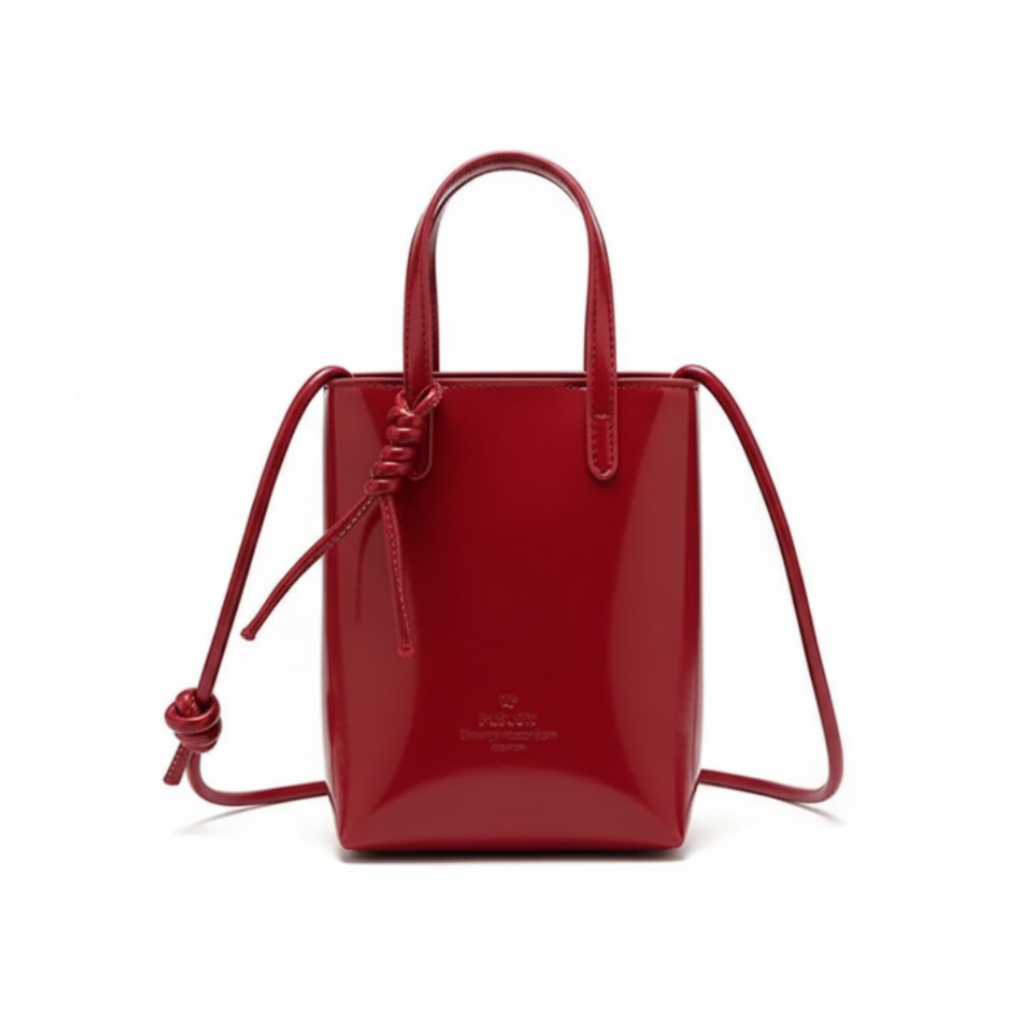 Красная сумка на белом фоне